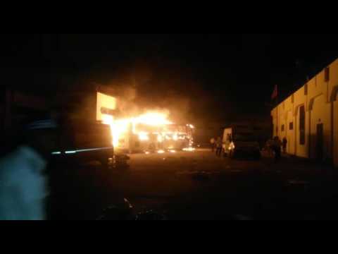 شاهد حرْق أتوبيس وسط محاولات الهروب