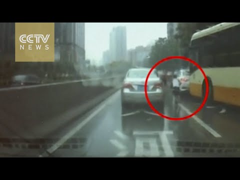 بالفيديو نهاية غير متوقعة لطفل دهسته حافلة على طريق مزدحم في الصين