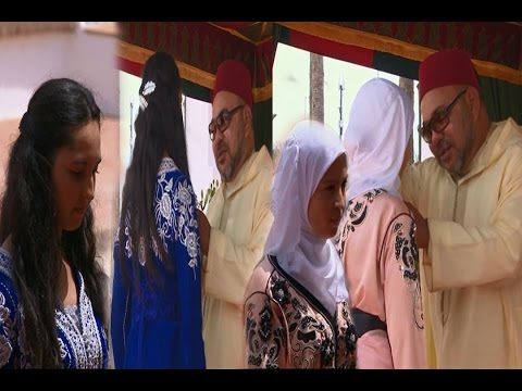 شاهد الملك محمد السادس يوشح التلميذتين اللتين حصلتا على أعلى معدل في الباكالوريا