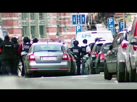 شاهد الشرطة البلجيكية تعتقل شقيقين للاشتباه بتخطيطهما لاعتداءات إرهابية
