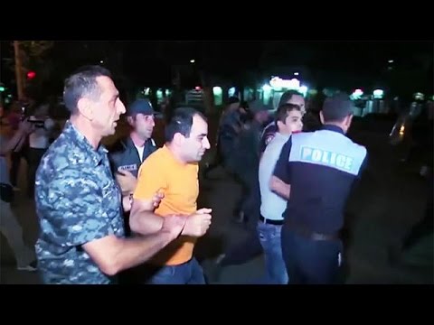 شاهد 60 جريحًا في مواجهات حادة بين الشرطة ومتظاهرين في أرمينيا