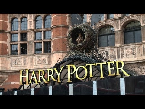 فيديو هاري بوتر يسحر لندن في أول مسرحية له