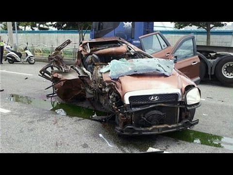 شاهد  سيارة تقرر  الانتحار  بجميع ركابها