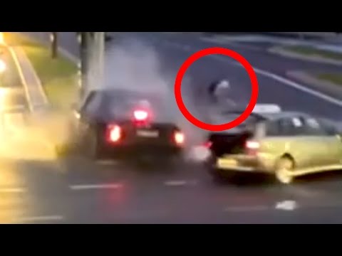 شاهد راكب دراجة ينجوبأعجوبة  من حادث سيارتين