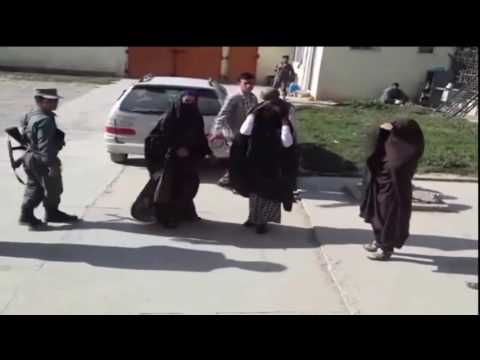 بالفيديو أفغانيات يضربن والد فتاة في بلدتهم