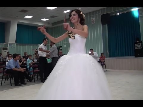 بالفيديو عروس تركية تشعل حفل زفافها برقصة مجنونة