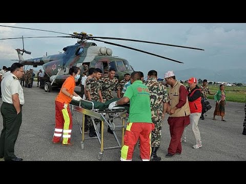 بالفيديو عشرات القتلى والجرحى إثر سقوط حافلة في منحدر جبلي في نيبال