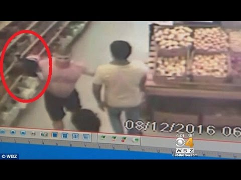 بالفيديوشاهد رجل يخطف طفلا بطريقة غريبة من والديه