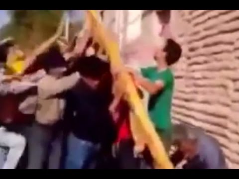 بالفيديوشاهد مواطنين تجمعوا لرفع عمود كهربائي فصعقتهم الكهرباء جميعاً