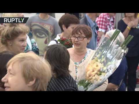 بالفيديو  مواطنو موسكو يستذكرون ضحايا أحداث آب 1991