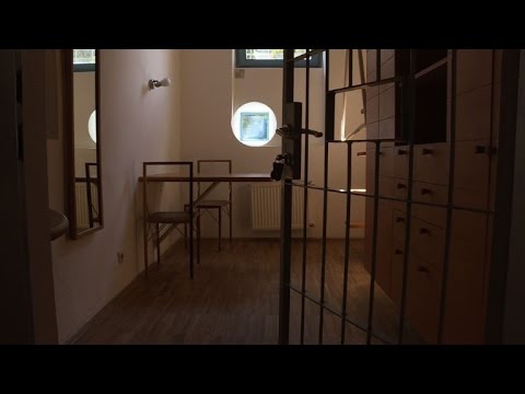 شاهد فندق في سلوفينيا يعرض على نزلائه الإقامة في سجن عسكري