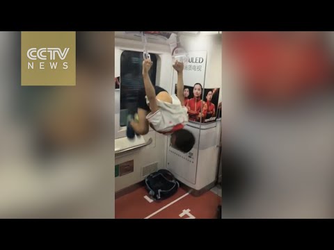 بالفيديو شاهد طفل يستعرض لياقته البدنية