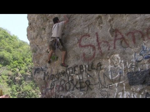 بالفيديو التسلق رياضة جديدة تغزو القمم والمدن الباكستانية