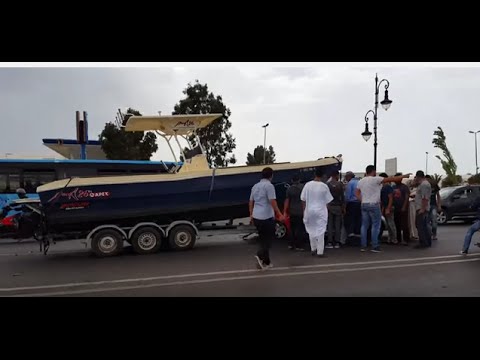 بالفيديو حادثة وقعت في مدينة طنجة بين زورق و سيارة