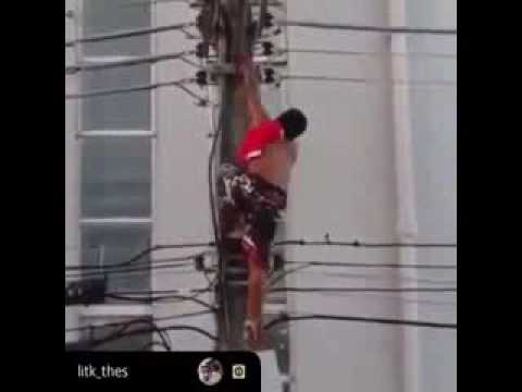 لحظة انتحار شاب صعقًا بالكهرباء