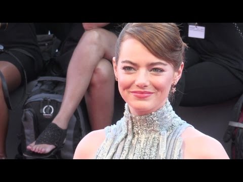 إيما ستون على السجادة الحمراء لمهرجان فينسيا