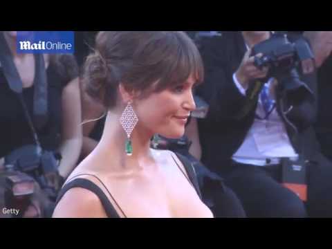 جيما ارتيرتون وجيريمى ايرون على السجادة الحمراء لمهرجان فينسيا