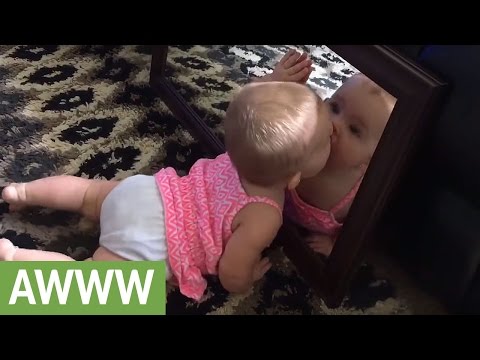 رد فعل طفلة أمام المرايا