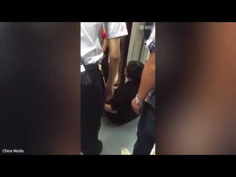 امرأة حامل تمنع المترو من التحرك لعد وجود مقعد خالي