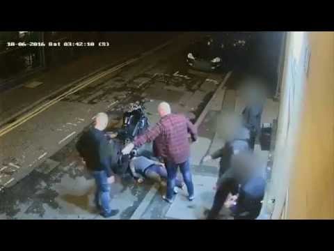 رجل يعتدي بوحشية على آخر أمام ملهى ليلي