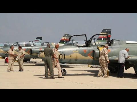 بالفيديو الكلية الجوية في مدينة مصراتة الليبية تنتقل من تخريج الطيارين الى ضرب المتطرفين