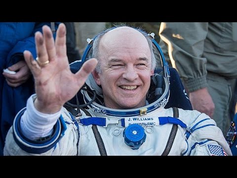 هبوط كبسولة الفضاء سويوز في كازخستان وعلى متنها 3 رواد فضاء