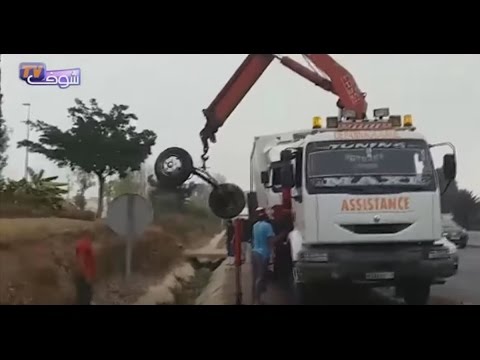 بالفيديو انقلاب شاحنة بالقرب من منطقة الحوت
