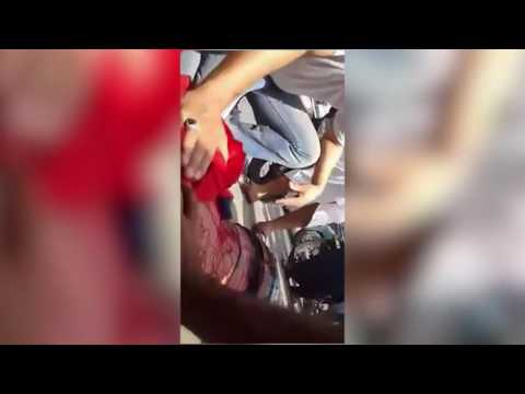 شاب يستلقي في الشارع والدماء تغطي كامل جسده