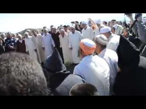 بالفيديو  المغاربة يحجون إلى جبل سيدي بوخيار في يوم عرفة