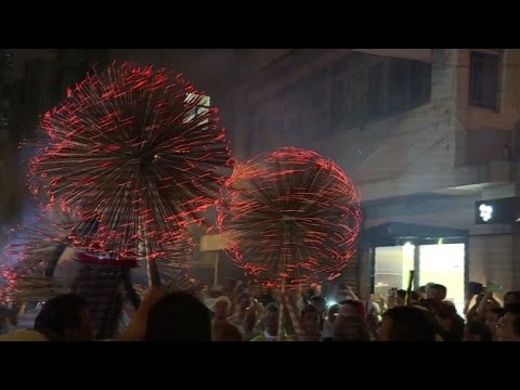 بالفيديو آلاف الاشخاص يشاركون في رقصة تنين النار في هونغ كونغ