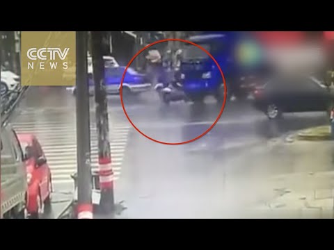 سائق يخرج على قدميه من حادث شاحنة وموتوسيكل