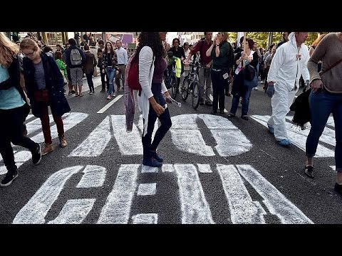 بالفيديو  مظاهرة حاشدة في بروكسل اعتراضًا على اتفاق التجارة الحرة عبر الأطلسي