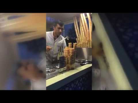 بالفيديو بائع آيس كريم بوظة يُمازح زبائنه