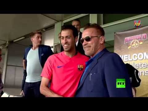شاهد أرنولد شوارزنيغر يزور لاعبي برشلونة