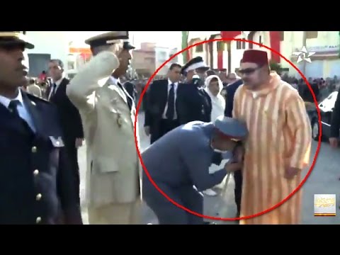 شاهد صعوبة تقبيل يد الملك محمد السادس