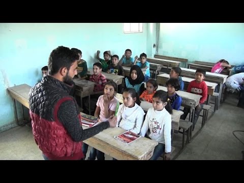 بالفيديو اطفال سوريون يتذوقون متعة العودة الى المدرسة في منبج