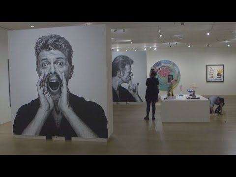بالفيديو مجموعة ديفيد بووي الفنية تعرض أعمالها في نيويورك