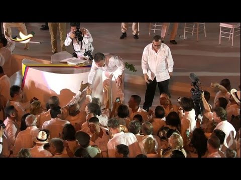 بالفيديو كولومبيا تدشن عصرا جديدا بتوقيع اتفاق تاريخي مع متمردي فارك