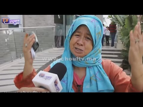 أم تبكي على ابنها بعد تعرضه لقطع يديه