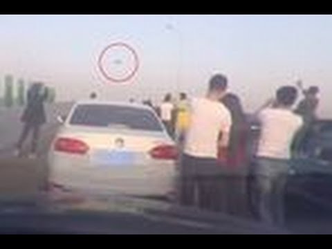 تجمهر وزحام لرصد مركبة فضائية في السماء