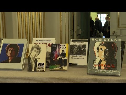 شاهد بوب ديلان موسيقي ينال جائزة نوبل للآداب