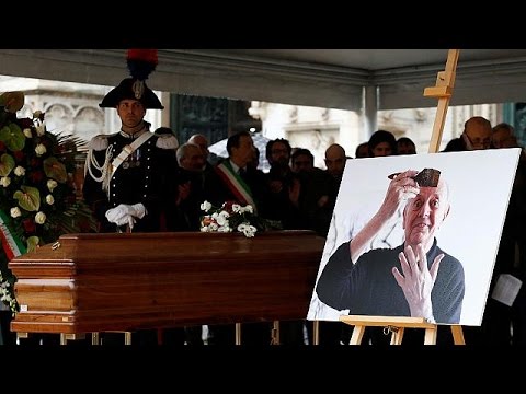ميلانو الإيطالية تُشيِّع جثمان داريو فو صاحب جائزة نوبل للآداب المنبوذ