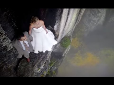 مصوران يضعان العروسان على حافة العالم لالتقاط صورة العمر