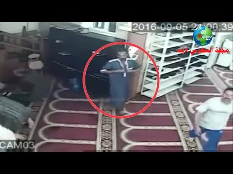 رجل يسرق أحذية المصلين في أحد المساجد اثناء تأدية الصلاة