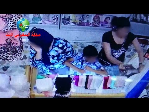 فتاة حسناء رفقة أمها وأخيها يسرقون طرحة