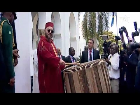 بالفيديو الملك محمد السادس يشارك أفارقة في ضرب الطبول