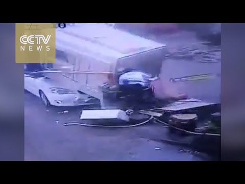 بالفيديو لرياح تقتلع محطة تحصيل رسوم وتترك العامل في مكانه