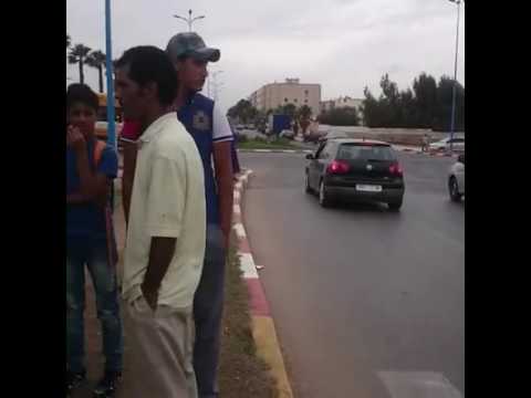 شاهد اصطدام سيارة بنخلة في شارع المقاومة