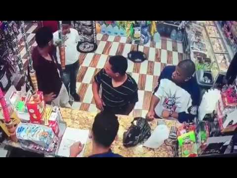شاهد شاب يمني يُلقن أميركيا علقة ساخنة داخل محل