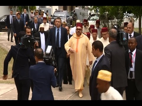 شاهد الملك محمد السادس يؤدي صلاة الجمعة في مسجد الشورى